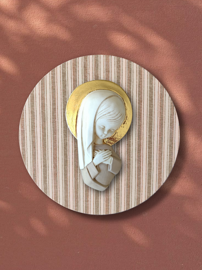 VIRGENCITA RAYA BEIGE CON PAN DE ORO