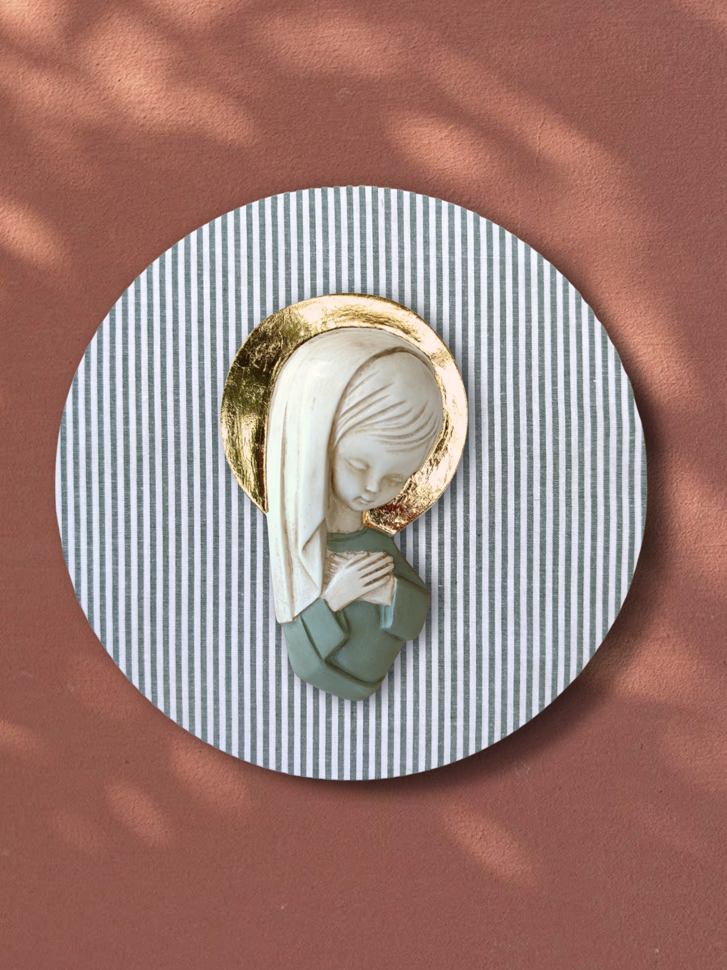 VIRGENCITA RAYA VERDE CON PAN DE ORO